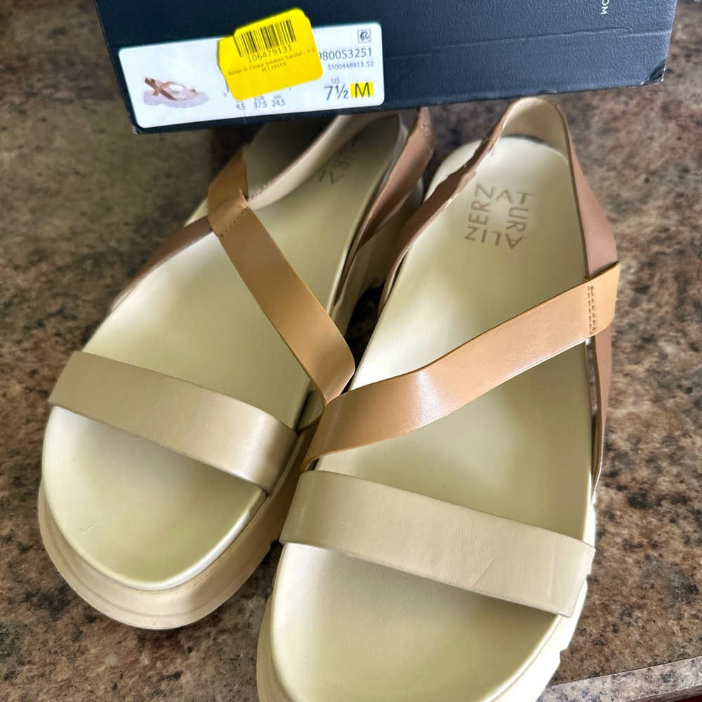 NATURALIZER Jubalee Block Sandals